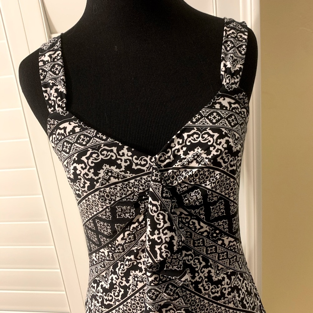 ***WH/BM white and black ruffle front top size S